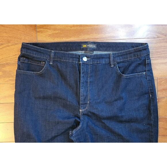 Lee Jeans Women’s Size 18M High Rise Relaxed Fit Straight Leg Instantly Slims - Picture 3 of 16